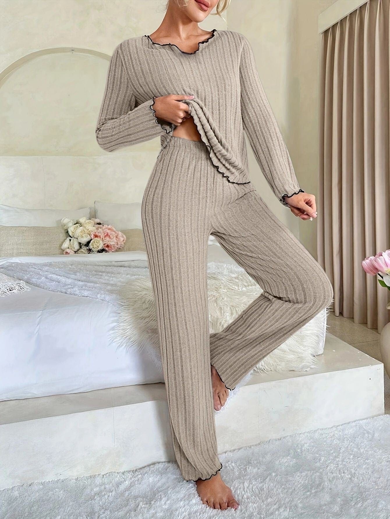 Pavoco Damen Schlafanzüge Khaki / S Eleganter Damen Pyjama lang aus Baumwolle bequem mit Rüschen für entspannte Nächte