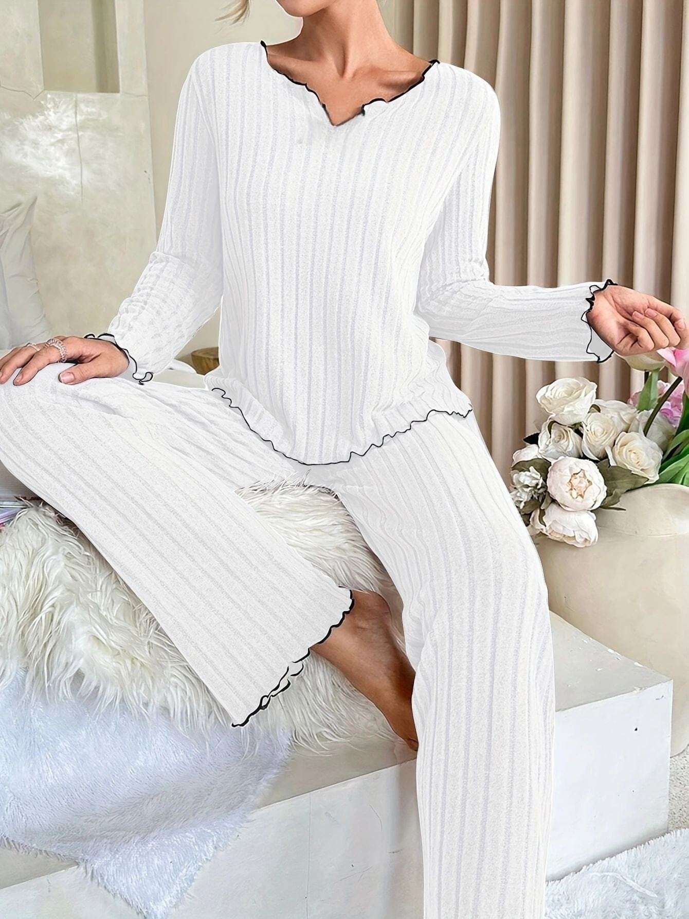 Pavoco Damen Schlafanzüge Weiß / S Eleganter Damen Pyjama lang aus Baumwolle bequem mit Rüschen für entspannte Nächte