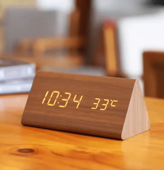 Pavoco Uhren Braun-dreieckig Elegante Smart Uhr für Unisex aus Holz mit Sprachsteuerung und sanfter LED-Helligkeit