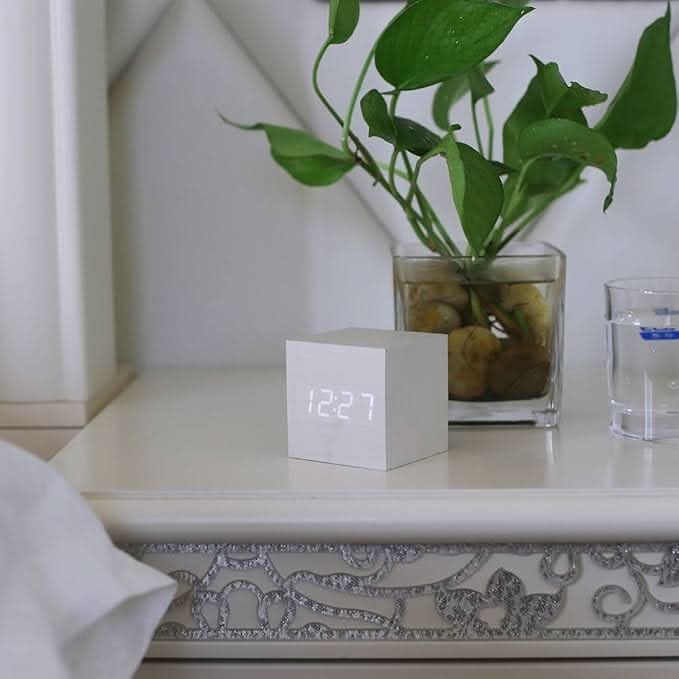 Pavoco Uhren Elegante Tischuhr für Wohnräume geräuschlos aus Holz retro stilvoll dekorativ