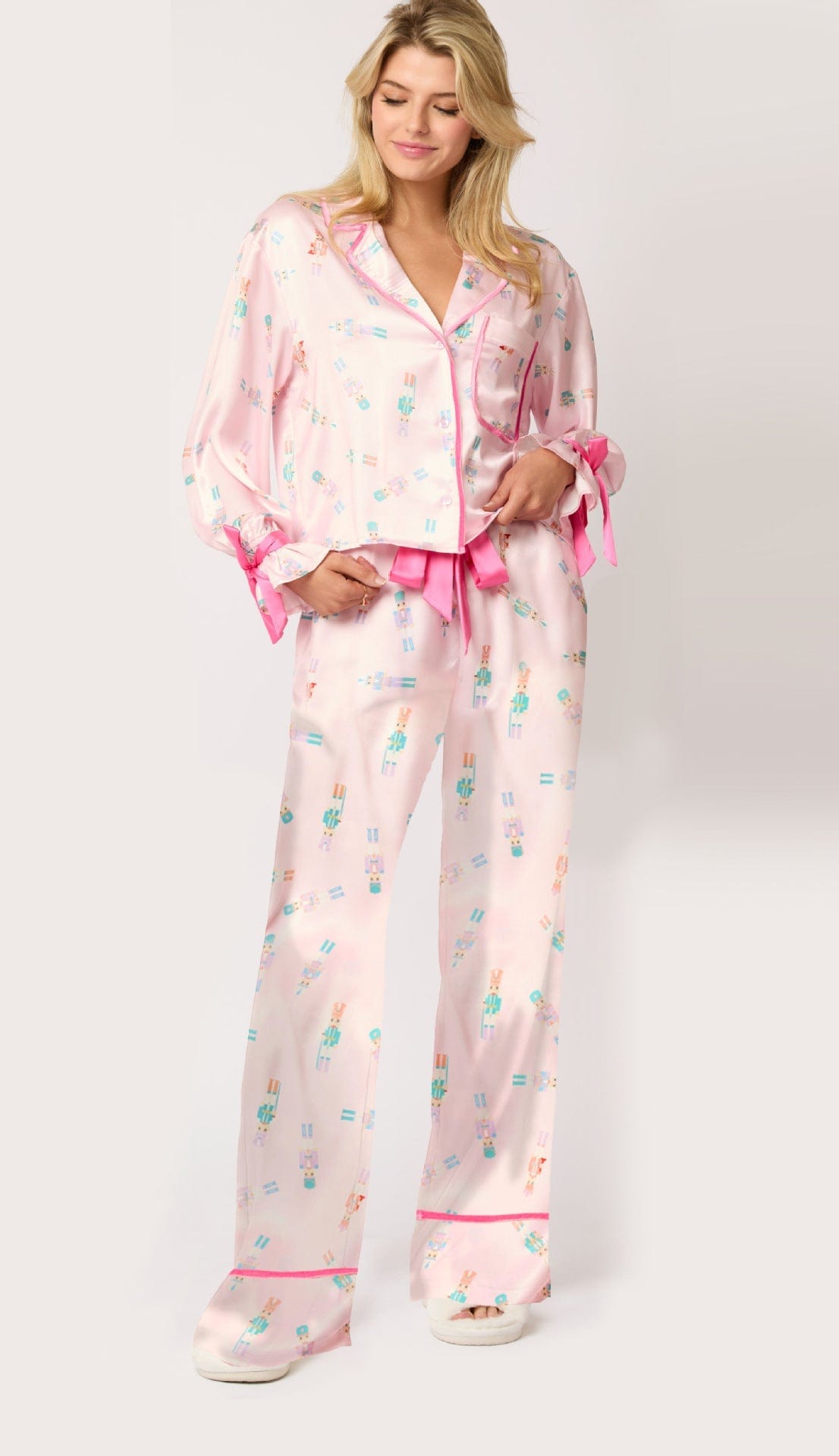 Pavoco Damenpyjamas Luxuriöses Satin Pyjama Set für Damen elegant bequem atmungsaktiv mit Nussknacker Motiv