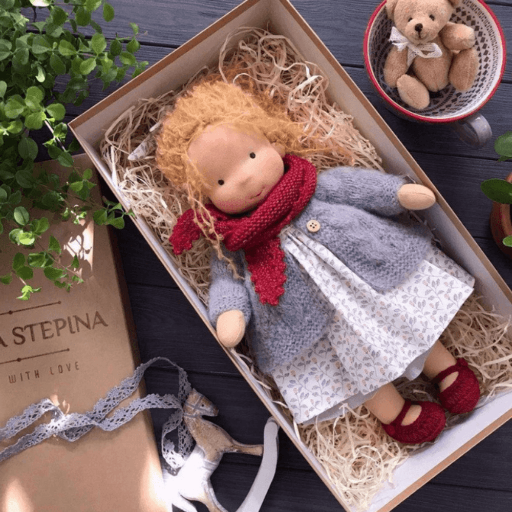 Pavoco Puppen RubyFern Kuschelige Waldorfpuppe für Kinder handgefertigt hypoallergen